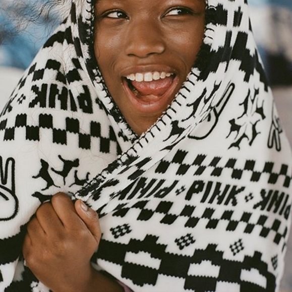 VS PINK SHERPA BLANKET - Picture 3 of 11